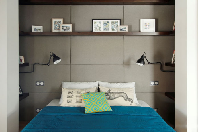 planken boven het bed in het interieur