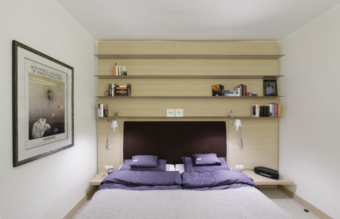 glazen planken boven het bed in het interieur