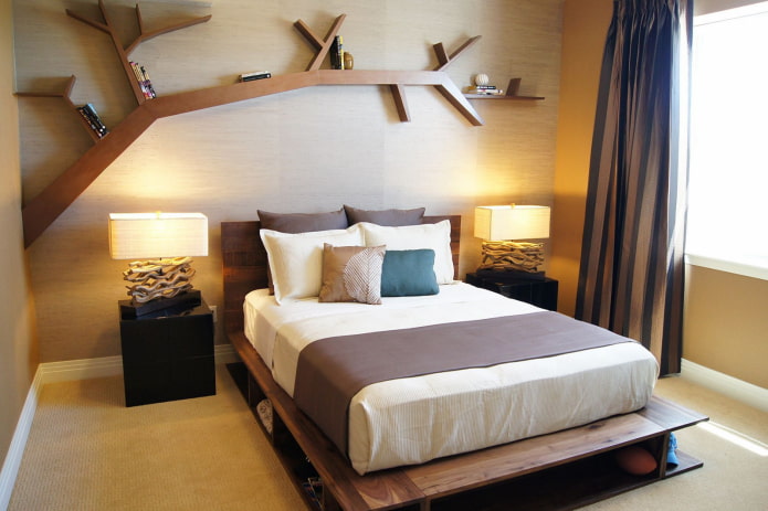 originele planken boven het bed in het interieur
