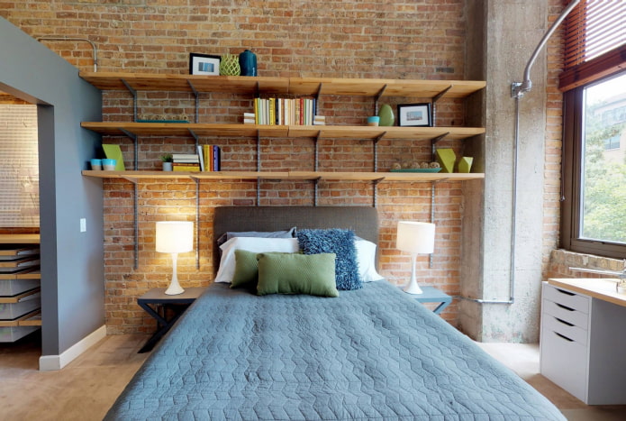 planken boven het bed in loftstijl