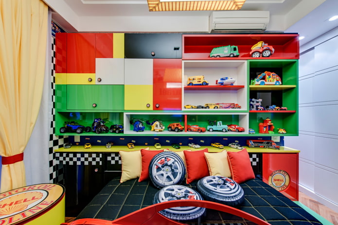planken boven het bed in het interieur van de kinderkamer