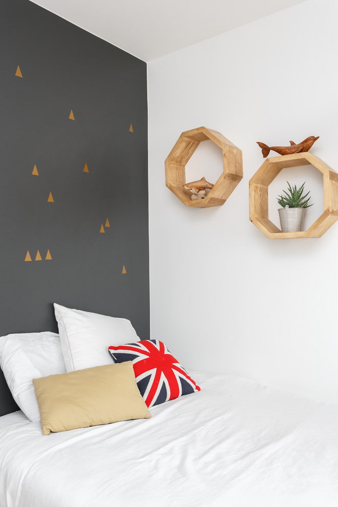 planken boven het bed in het interieur