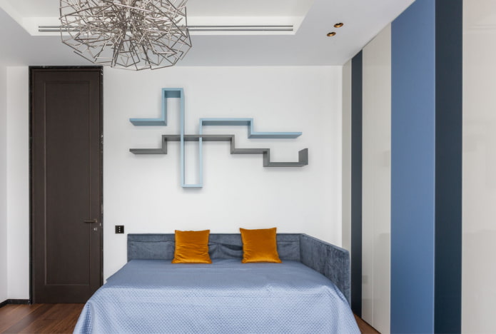 planken boven het bed in het interieur