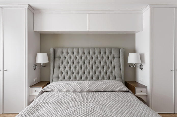 gesloten planken boven het bed in het interieur