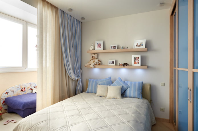 planken voor foto's boven het bed in het interieur