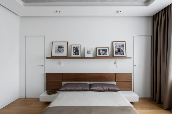 foto's op een plank in de slaapkamer