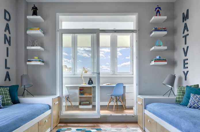 planken bij het raam in de kinderkamer