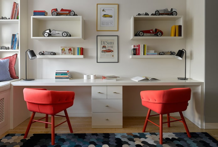 planken boven de tafel in het interieur van de kinderkamer