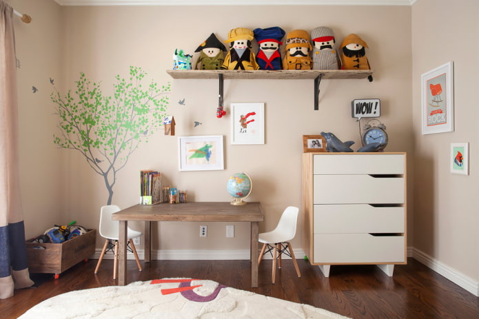 planken voor speelgoed in het interieur van de kinderkamer