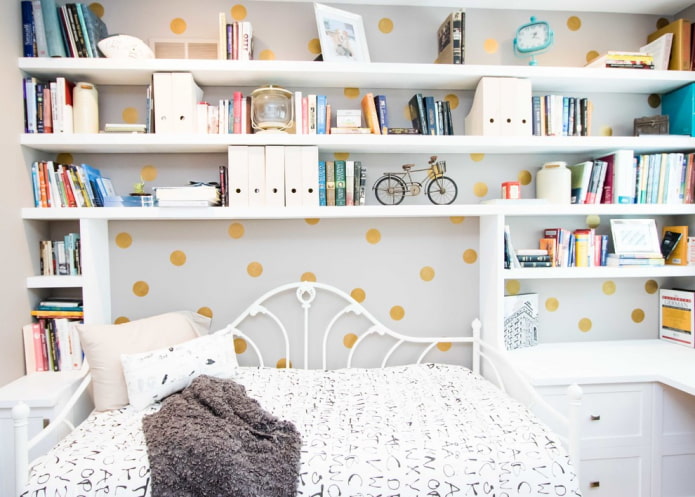 boekenplanken in het interieur van de kinderkamer