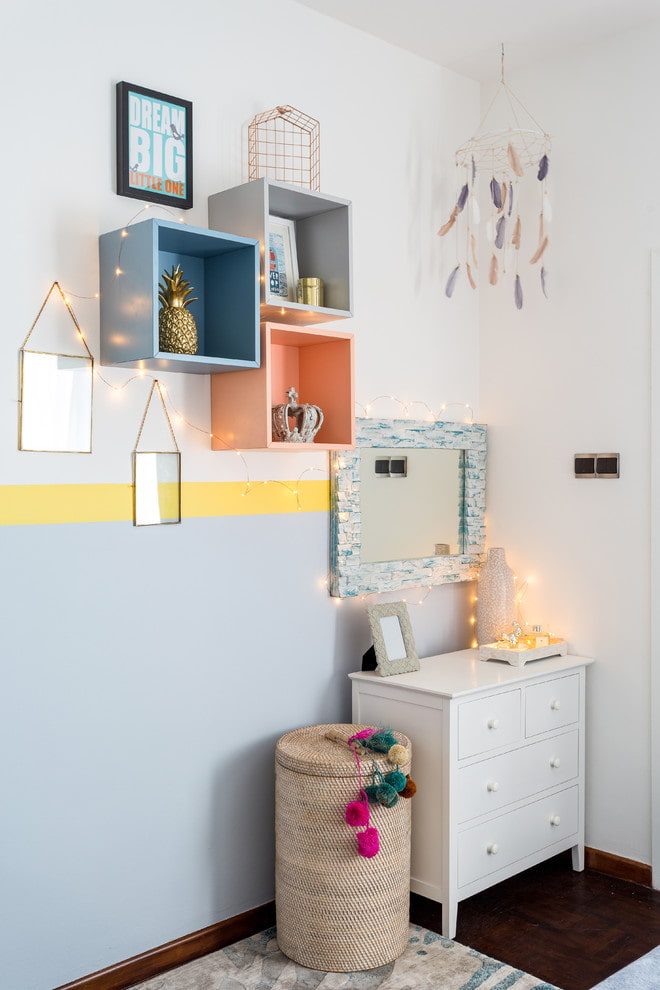 vierkante planken in het interieur van de kinderkamer