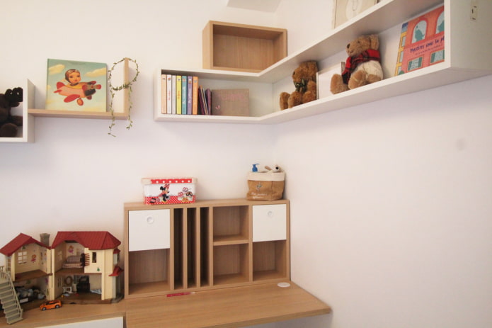 hoekplanken in het interieur van de kinderkamer