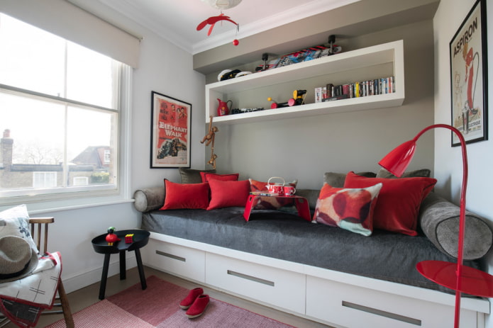 planken in het interieur van een jongenskamer