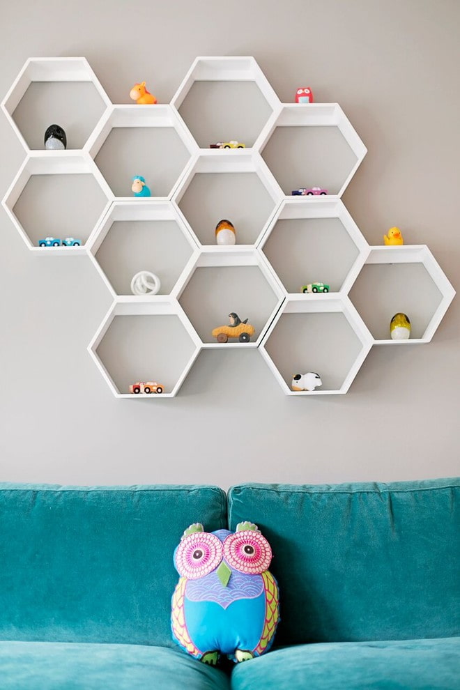 kleine planken in het interieur van de kinderkamer