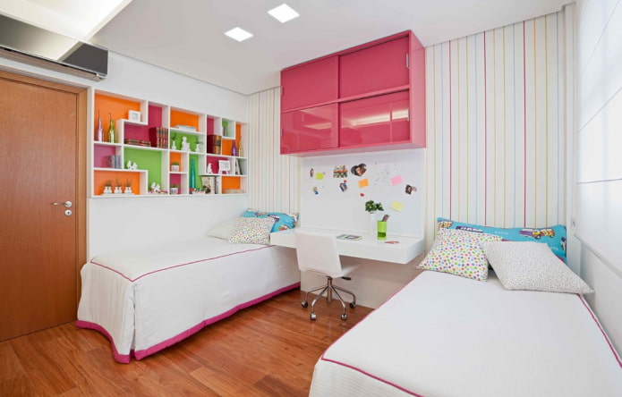 gesloten planken in het interieur van de kinderkamer