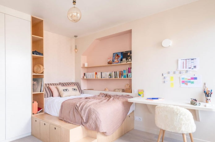 ingebouwde planken in het interieur van een kinderkamer