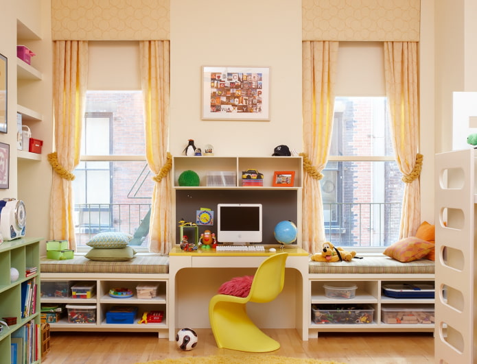 planken bij het raam in de kinderkamer
