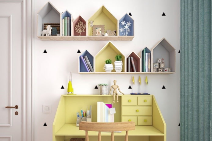 planken boven de tafel in het interieur van de kinderkamer