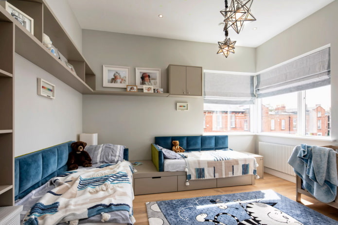 planken in de hoek in het interieur van de kinderkamer