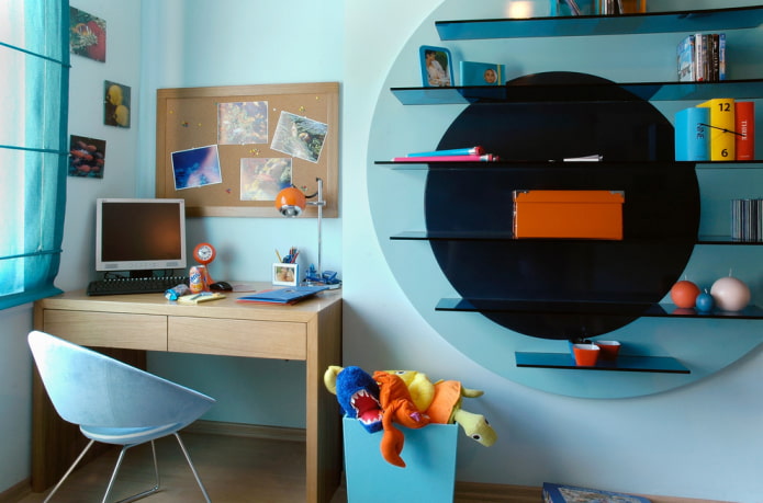 Glazen planken in het interieur van een kinderkamer
