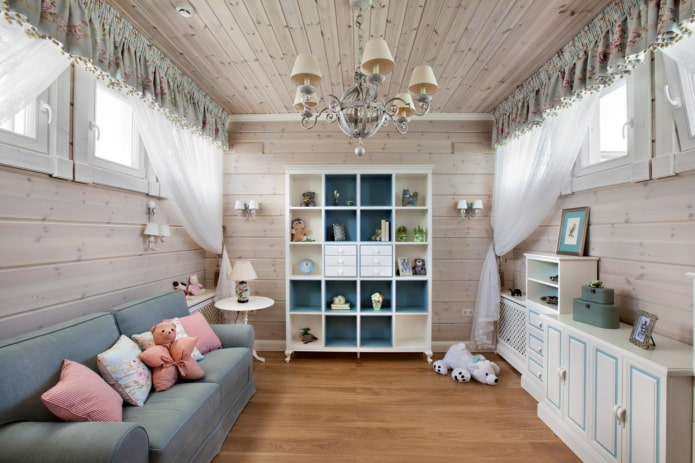 planken in de kinderkamer in Proven?aalse stijl
