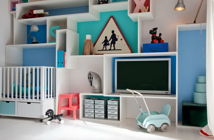 plank voor tv in het interieur van een kinderkamer