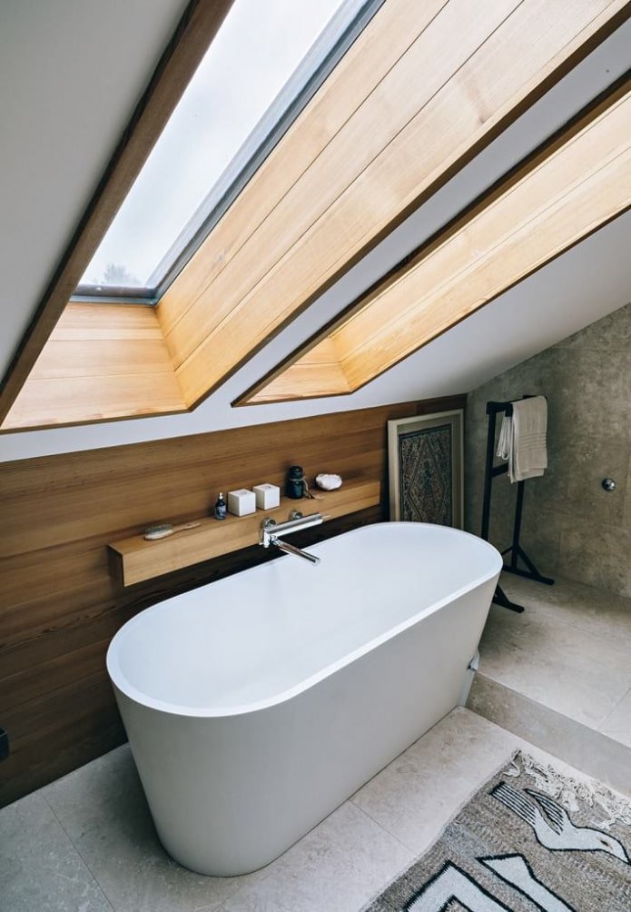 Houten plank boven het bad