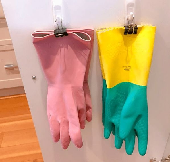 handschoenen aan wasknijpers