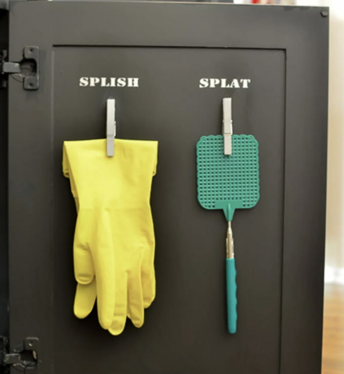 handschoenen en een spatel aan wasknijpers