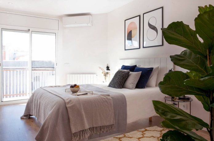 posters aan het hoofdeinde van het bed