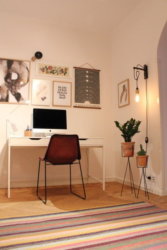 schilderijen boven het bureau