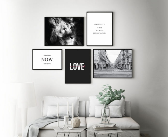 veel schilderijen boven de bank