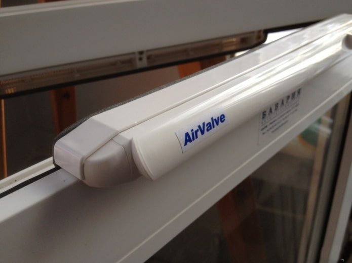 toevoerklep voor PVC-raam