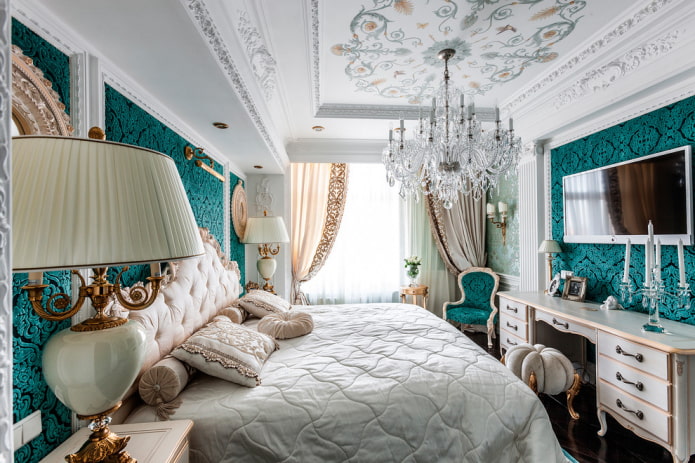 plafond versierd met stucwerk en schilderwerk