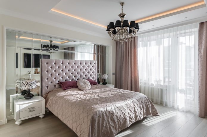 Plafond met twee niveaus en achtergrondverlichting