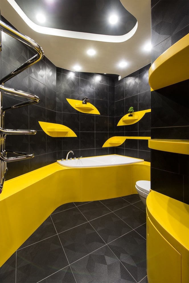 gipsplaatplafond in het badkamerinterieur