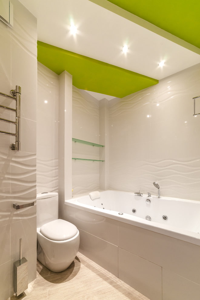 gipsplaatplafond in het badkamerinterieur