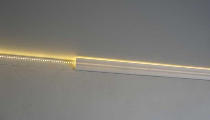 Plint met verborgen verlichting voor een spanplafond
