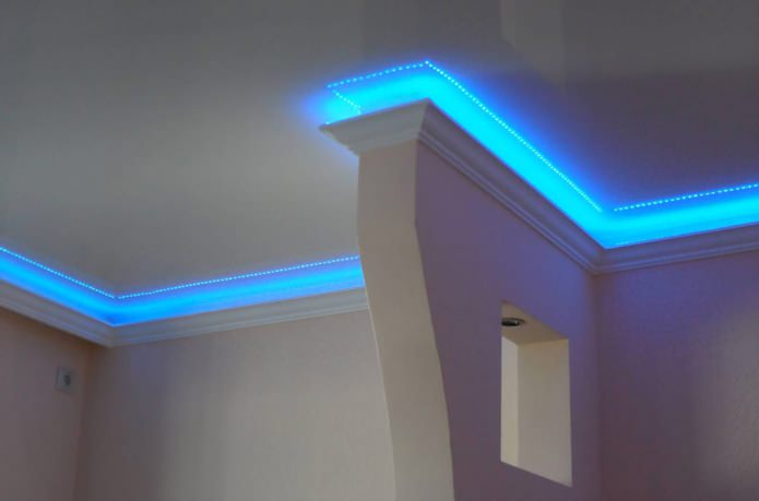 Plint met verborgen verlichting voor een spanplafond