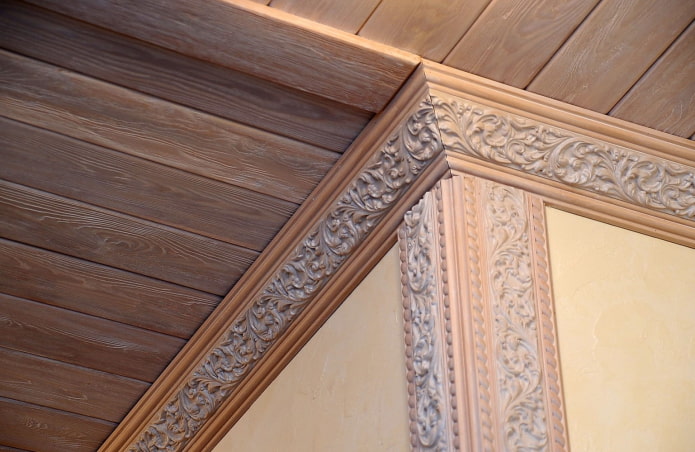 houten lijsten met een plafond van clapboard