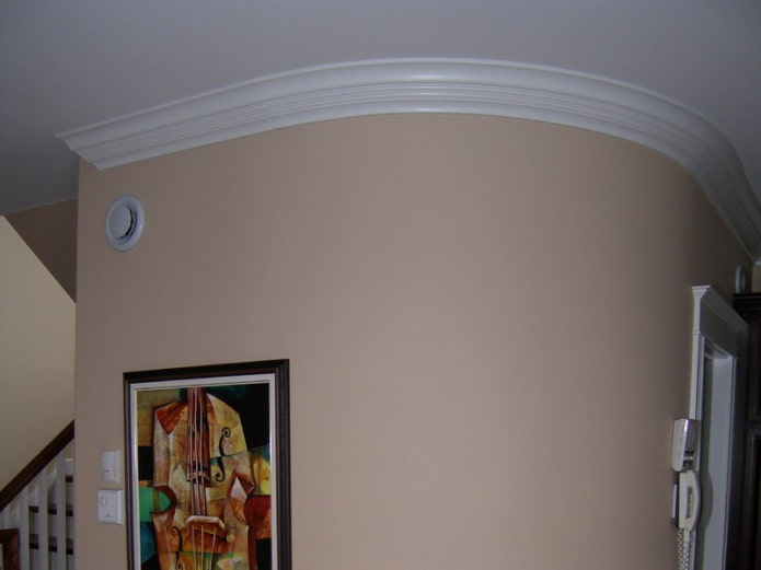 lijstwerk op een rond plafond