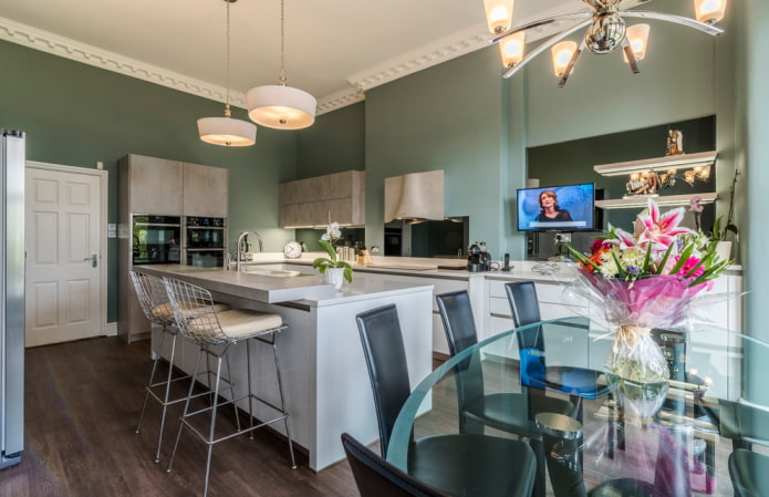 plafondlijsten in het keukeninterieur