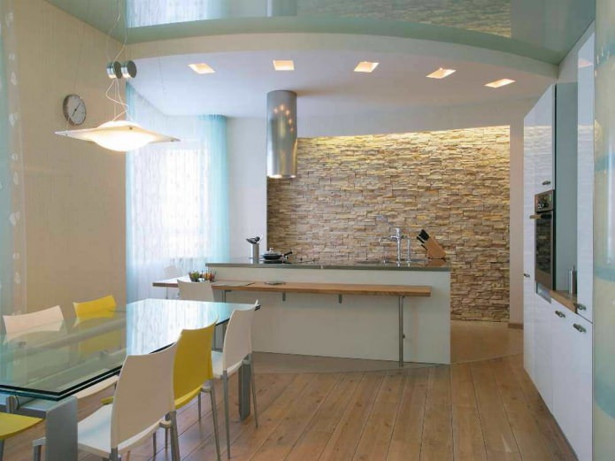 Plafond met twee niveaus in de keuken, gemaakt van gipsplaat