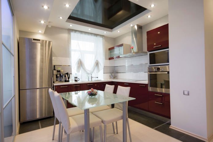Ontwerp van gipsplaatplafond in de keuken