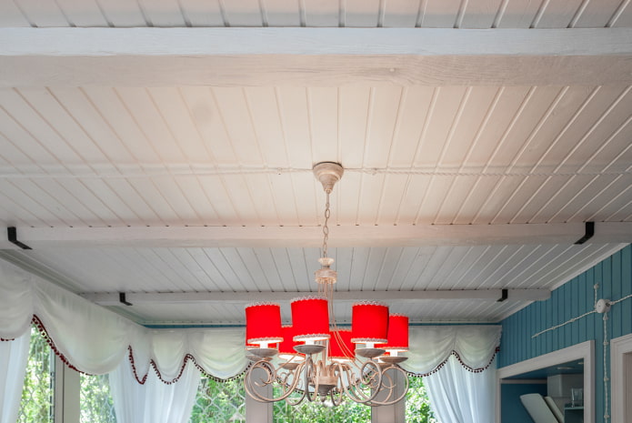 plafond clapboard met balken 