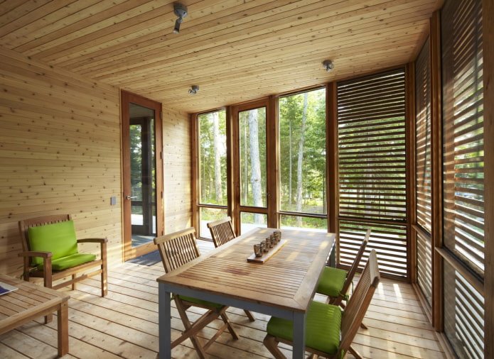 plafondbekleding op de veranda