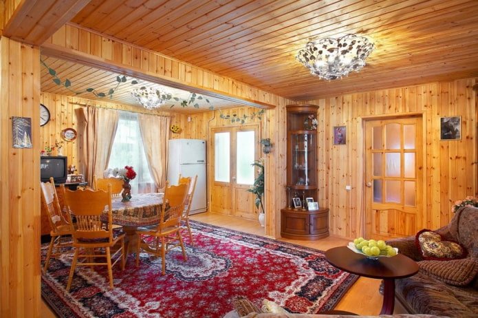 bruin plafondpaneel in het interieur