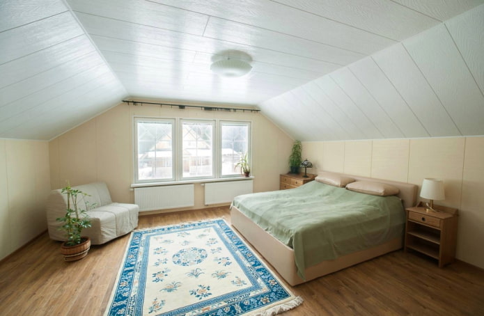 PVC-plafondpanelen in de slaapkamer op zolder