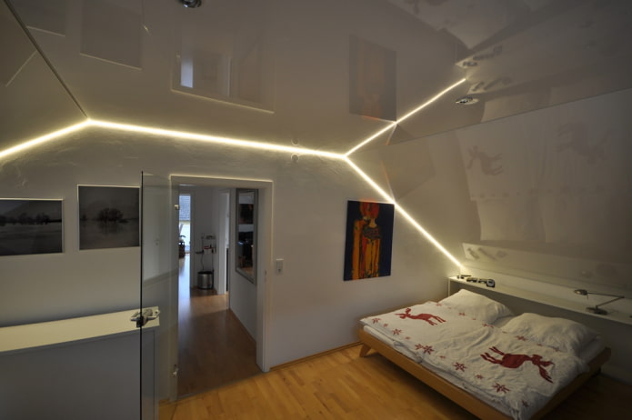 gespannen canvas met verlichting in de slaapkamer op zolder