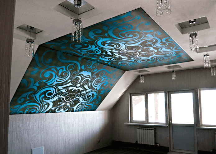 gespannen canvas met patronen op zolder